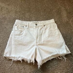 Abercrombie 4” Mom Short High Rise White Denim Size 6/28 Distressed Fray Hem